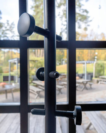Skruvad coat stand in black.