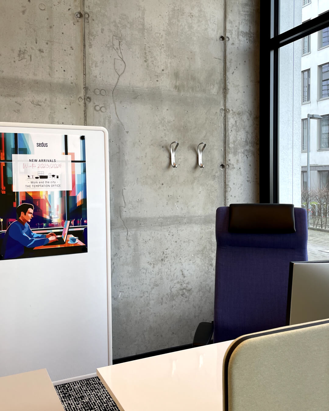 Industrial-style office landscape with the Endless hook in aluminium.