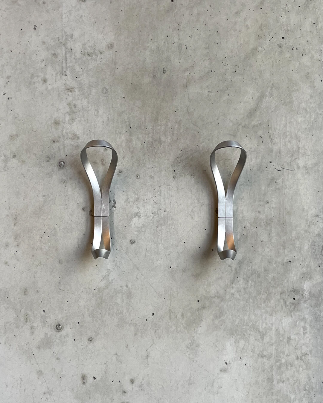 Industrial-style office landscape with the Endless hook in aluminium.