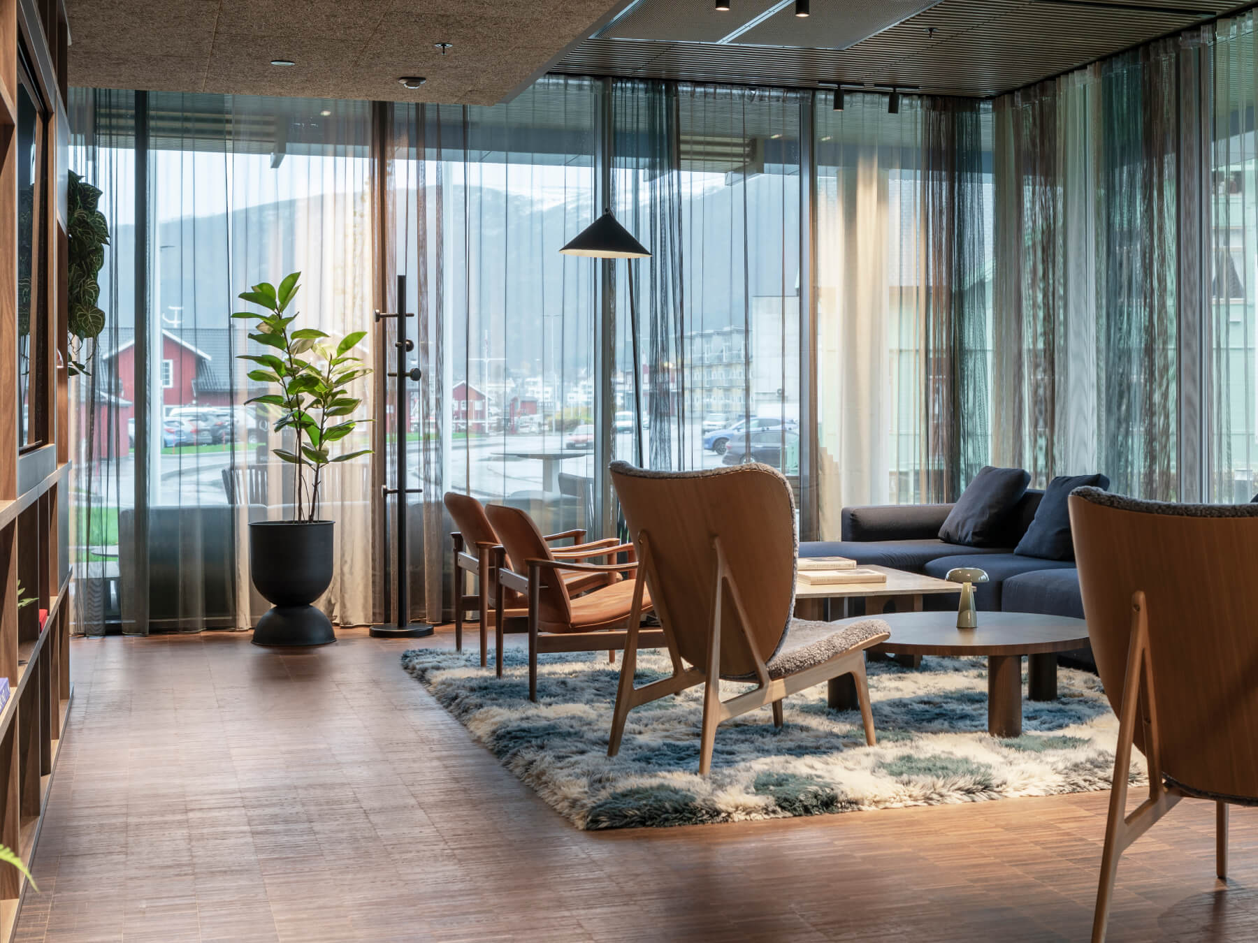 Lounge i moderne skandinavisk design med Skruvad stumtjener i svart.