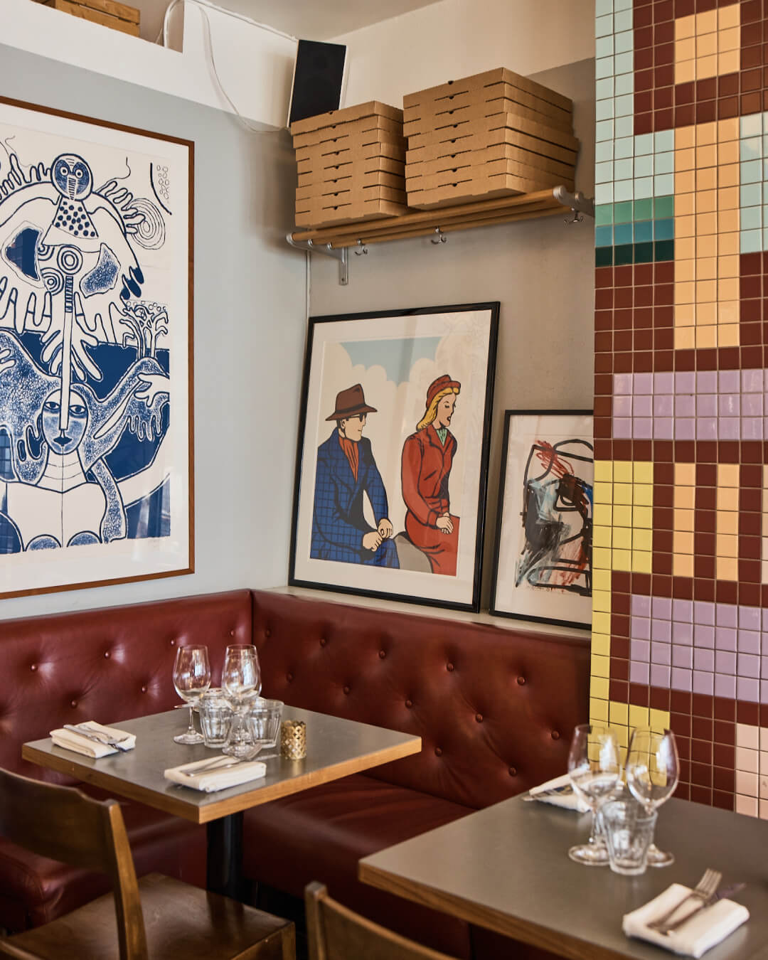 Restaurant i eklektisk stil med burgunderfarget skinnsofa, retro krittavle, mosaikkunst og Nostalgia hattehylle.